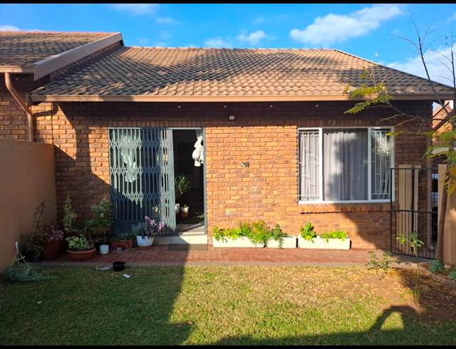 2 BEDROOM TOWNHOUSE FOR SALE IN AMBERFIELD GLEN